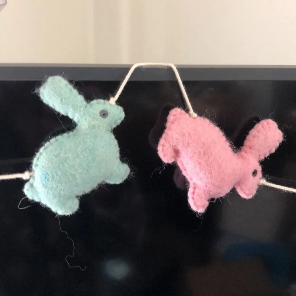EASTER BANNERS, set 2 says Hoppy with a wool string of eggs and bunnies new